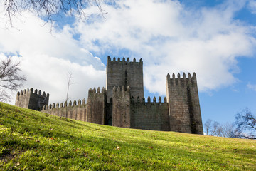 Fototapeta na wymiar Guimaraes zamek i park okolicy, w północnej Portugalii.