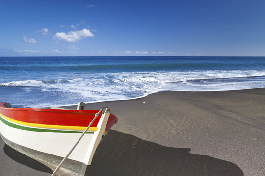 barque sur plage de sable noir, île de la Réunion