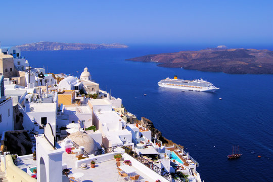 Fototapeta Panoramic view of the town of Fira, Santorini, Greece