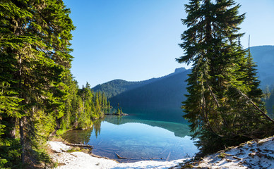 Fototapeta na wymiar Jezioro w górach