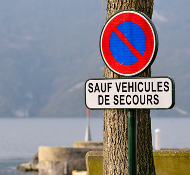 panneau d'interdiction de stationner,acc&egrave;s secours