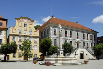 Karlsplatz mit Brunnen und Bürgerhäuser