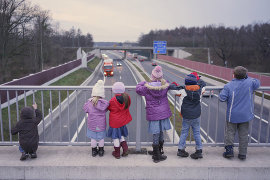 Kinder auf einer Br&uuml;cke