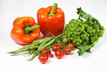 Fototapeta na wymiar kilka pomidorów, zielona fasola, papryka i brokuły