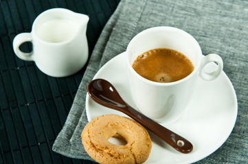 tazzina di caffè, biscotto con un bricchetto di latte