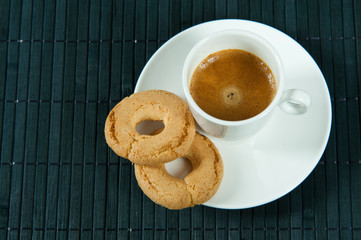 tzzina di caffè e due biscotti