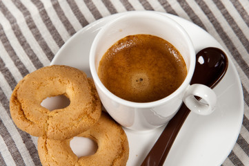 tazzina di caffè e due biscotti