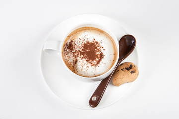 tazza di caffè con latte, cacao e biscotto