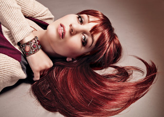 Frau liegend mit roten Haaren / alterable 15
