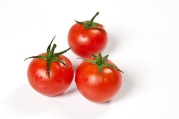 tre  pomodori  su sfondo bianco