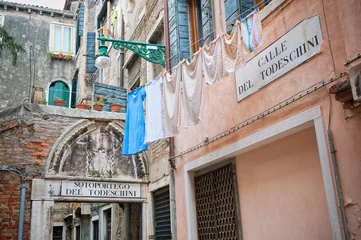 Foto op Plexiglas Smal steegje Venice, Italy: Narrow alley