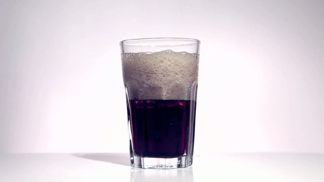 Limonade und Cola im Glas