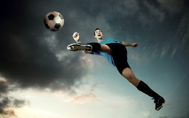 Fototapeta na wymiar piłkarz na boisku stadionu z drammatic nieba