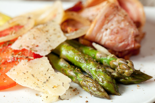 Grilled asparagus with ham and cheese