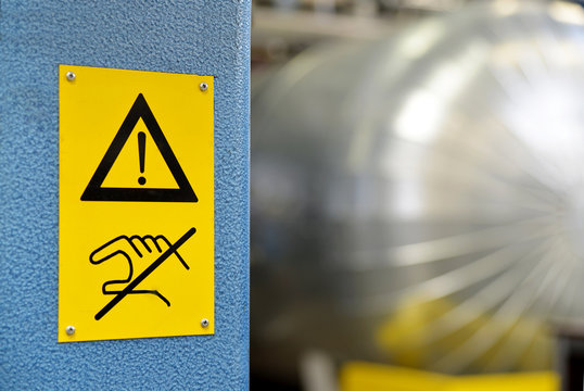 Hinweisschild Achtung Gefahr ! // DANGER