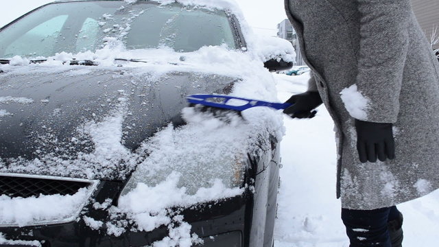 woman coat clean remove snow car window capote brush tool winter