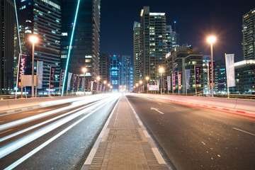 Fototapeta na wymiar Traffic Dubai w środku ulicy