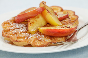 Waffeln mit Zimtäpfeln