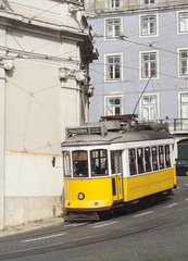 Fototapeta na wymiar Tramwaj nr 28 w Lizbonie, w Portugalii.