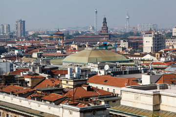Fototapeta na wymiar Aerial View na Mediolan z dachu katedry, Włochy