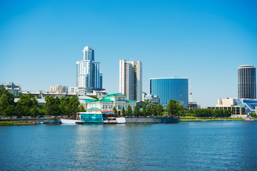 Fototapeta na wymiar Widok z nabrzeża nasyp estakada Jekaterynburg City.
