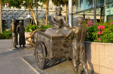 Naklejka premium River Merchants monument on the Singapore river