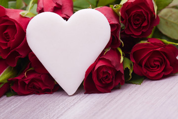 rote Rosen mit Herzen für Heirat, Valentinstag und Muttertag