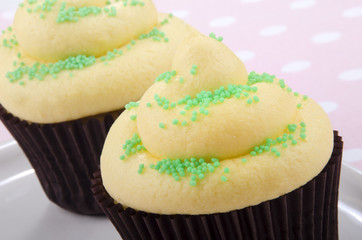 glutenfreier Vanille Cupcake mit grünen Streuseln