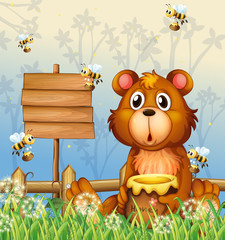 Een beer en bijen in de buurt van een bewegwijzering