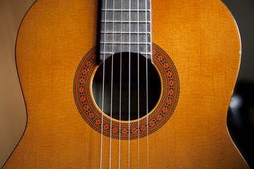 chitarra classica rosa cassa armonica corde