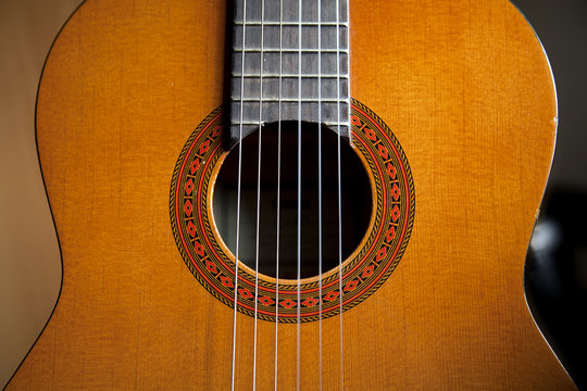 chitarra classica rosa cassa armonica corde