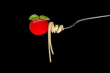 Spagetti mit Tomate und Basilikum