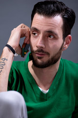 Obraz premium Junger Mann telefoniert