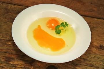 rohes Ei aufgeschlagen