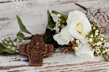 Bronzekreuz mit Rosen