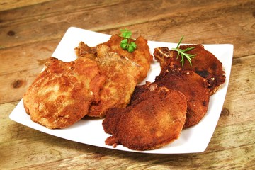 verschiedene Koteletts auf Teller