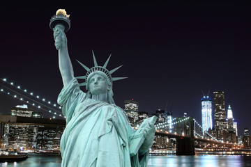 Fototapeta premium Most Brookliński i Statua Wolności w nocy
