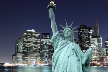 Fototapeta premium Most Brookliński i Statua Wolności w nocy