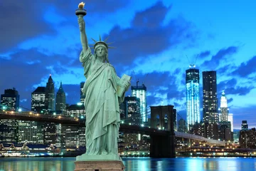 Deurstickers Vrijheidsbeeld Brooklyn Bridge en de skyline van Manhattan & 39 s nachts