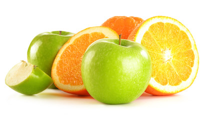 Fototapeta na wymiar Skład z jabłek i pomarańczy na białym