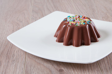 Budino al cioccolato con codette colorate