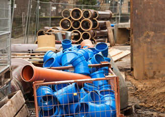 Blaue Kunststoffrohre auf einer Baustelle