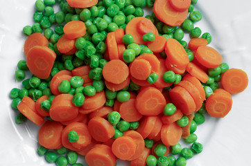 assiette de petits pois et carottes