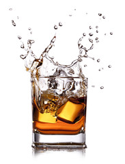Whisky splash met ijsblokjes geïsoleerd op wit
