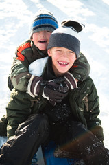 Fototapeta na wymiar Chłopcy na śniegu