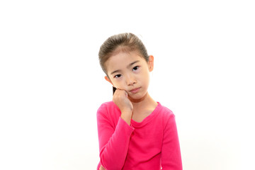 不満そうな表情を浮かべる女の子
