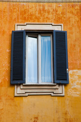 Fenster einer eleganten Villa - Rom