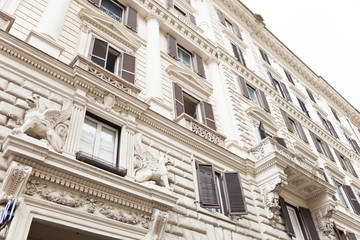 Fototapeta na wymiar Apartament - stary budynek - Rzym