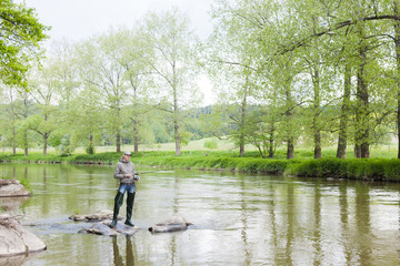 Fototapeta na wymiar Łowienie kobieta w rzece Sázava, Republika Czeska