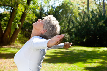 glückliche seniorin